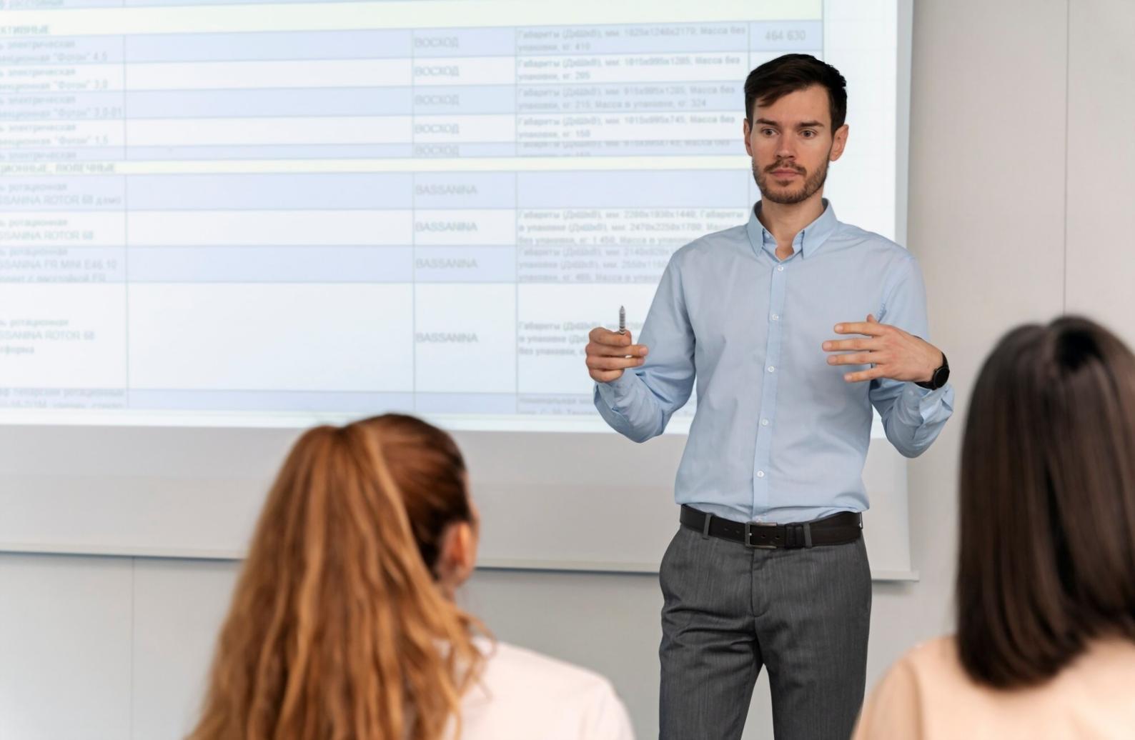 Estudiantes aprendiendo estrategias de presupuesto personal en nuestras aulas modernas
